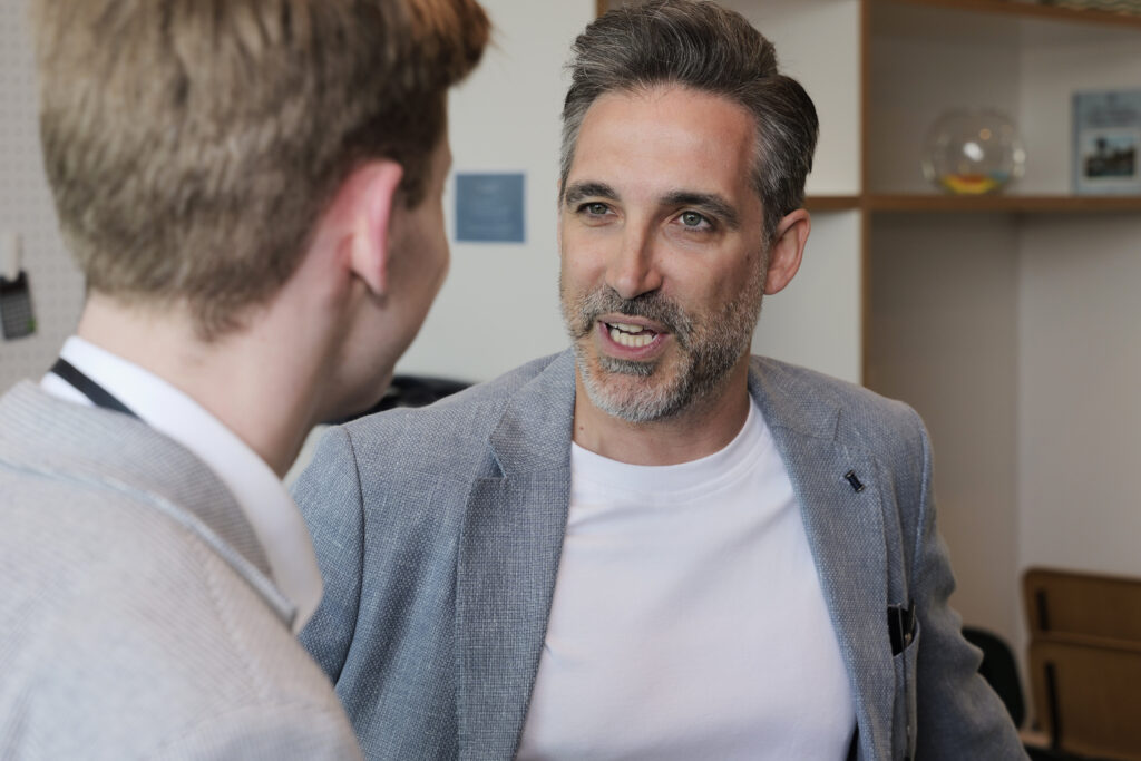 lider hablando con lider joven