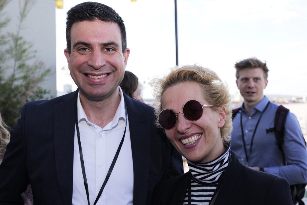 mujer y hombre lider mirando camara y sonriendo
