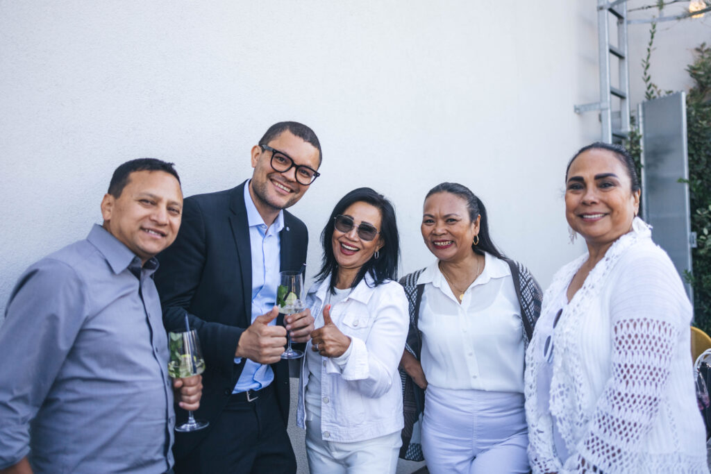 lideres mirando camara y sonrientes